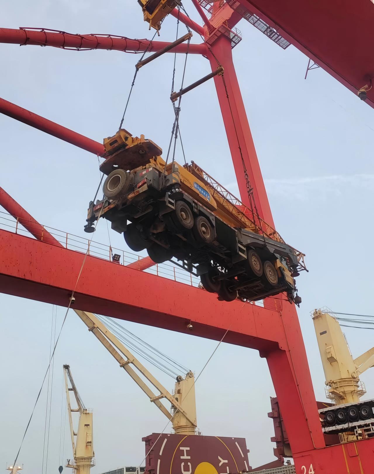 Heavy lift crane handling power transformers at China terminal